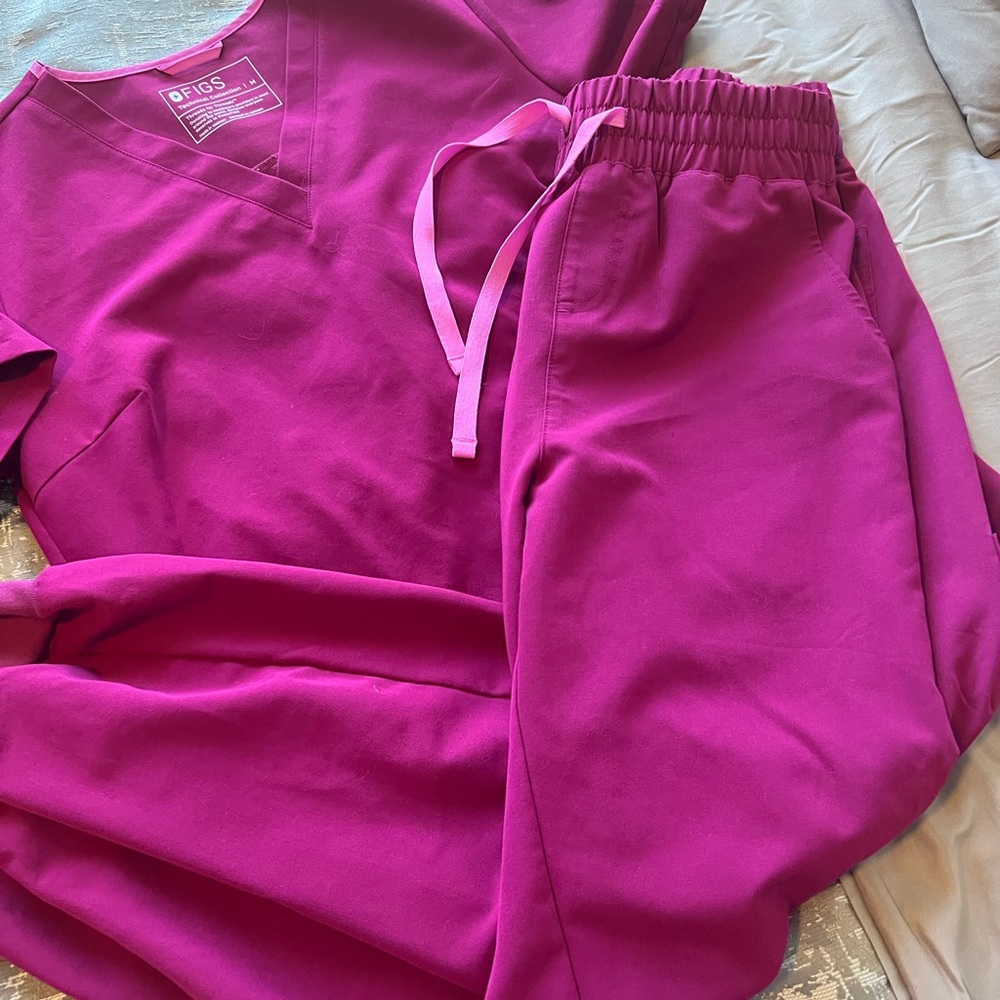 Figs Scrubs Deep Magenta Set MEDIUM tailored v neck top and Zamora joggers M Reg